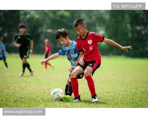 足球明星与孩子们的梦想之旅共同创造快乐与希望的广告故事